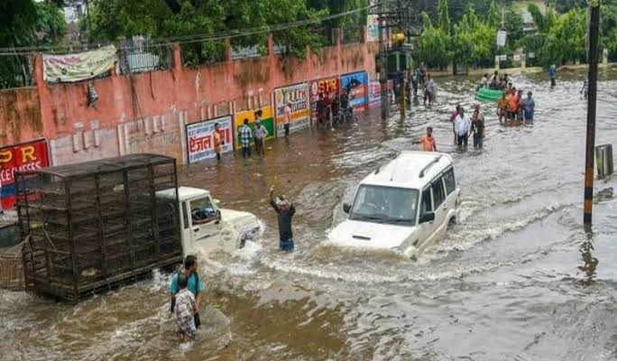 लखनऊ पानी पानी, बदइंतजामी की खुली पोल, DM ने कहा जरूरी ना हो तो नही निकले घर से